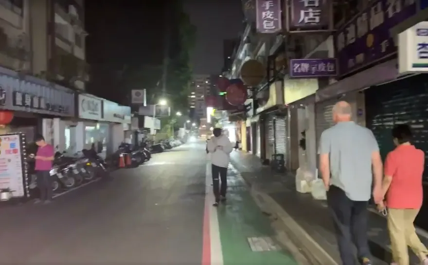 快訊/桃園停電完換台北！台北東區大跳電　整排餐酒館黑壓壓