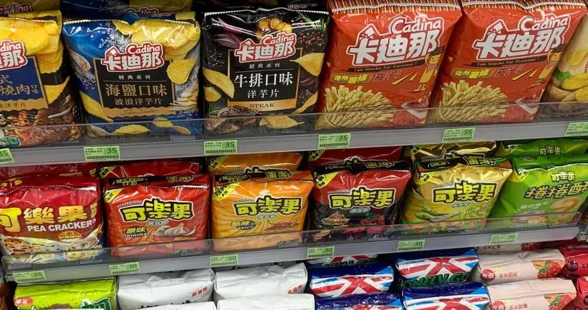 他見超商架上零食「被這樣神操作」　網友：店員剛退伍？