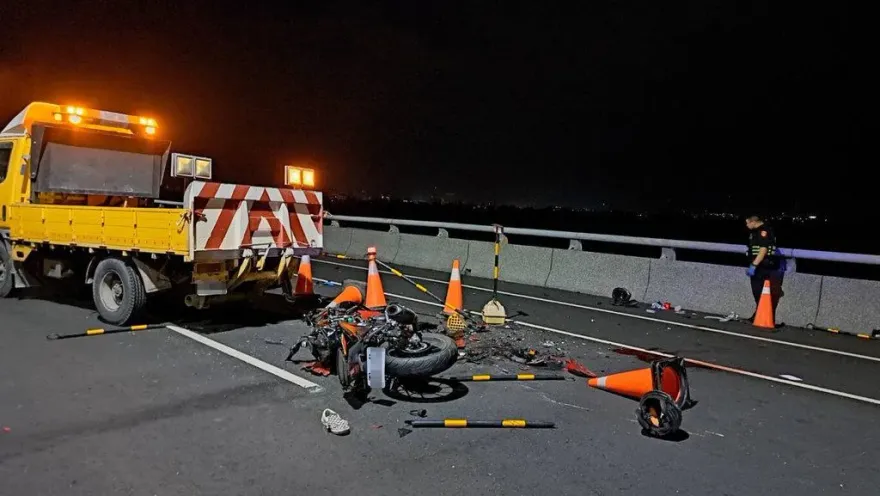 快訊/台東中華大橋嚴重車禍！清晨機車猛撞工程車2命危「左腳掌變形」