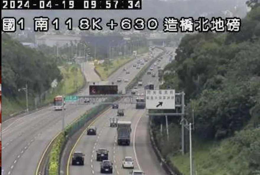 快訊/國1南向造橋段嚴重車禍！自小客慘被撞爛2傷　1人命危送醫