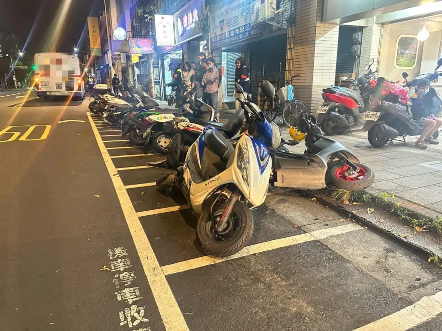 快訊/南港街頭驚見公車失控「1撞8」 ！停路邊機車遭殃像保齡球瓶全倒
