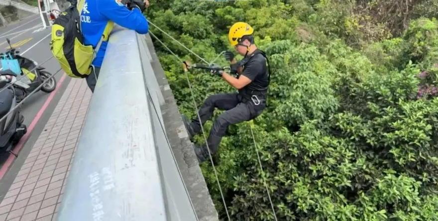 快訊/高雄壽山橋傳墜落意外！28歲刺青男掉20米深橋下慘死　雙手留有詭異痕跡