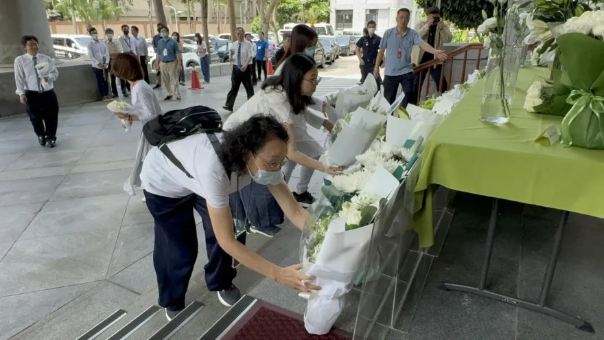 快訊/ 悼法官墜樓身亡！法界發起「白花運動」　士院院長率全體同仁鮮花默哀