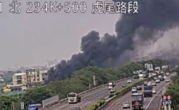 快訊/雲林虎尾蔬果倉庫失火！黑煙密布波及國1　消防出動8車救援