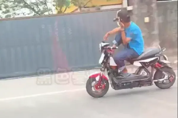 影/自以為很帥？彰化男騎車「翹腳講手機」　玩命耍特技下場曝光