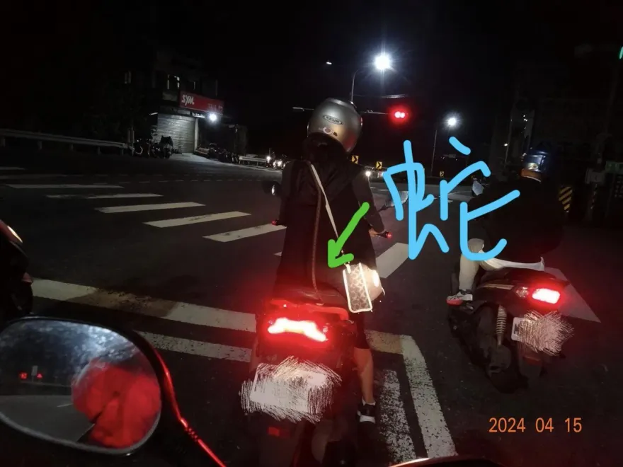 淡水女騎士背後掛「1米長蛇」！搖頭晃腦超嚇人　目擊民眾不敢說…下場曝