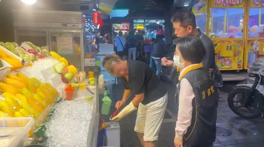 影/士林夜市釋迦1顆200元！陸客怒「試吃味道有落差」　消保官今赴稽查