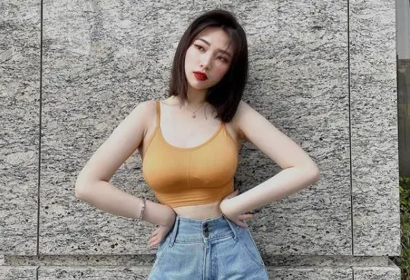 真的脫了！二壘妹不服輸脫內衣秀身材　「側身泡溫泉」網朝聖流鼻血