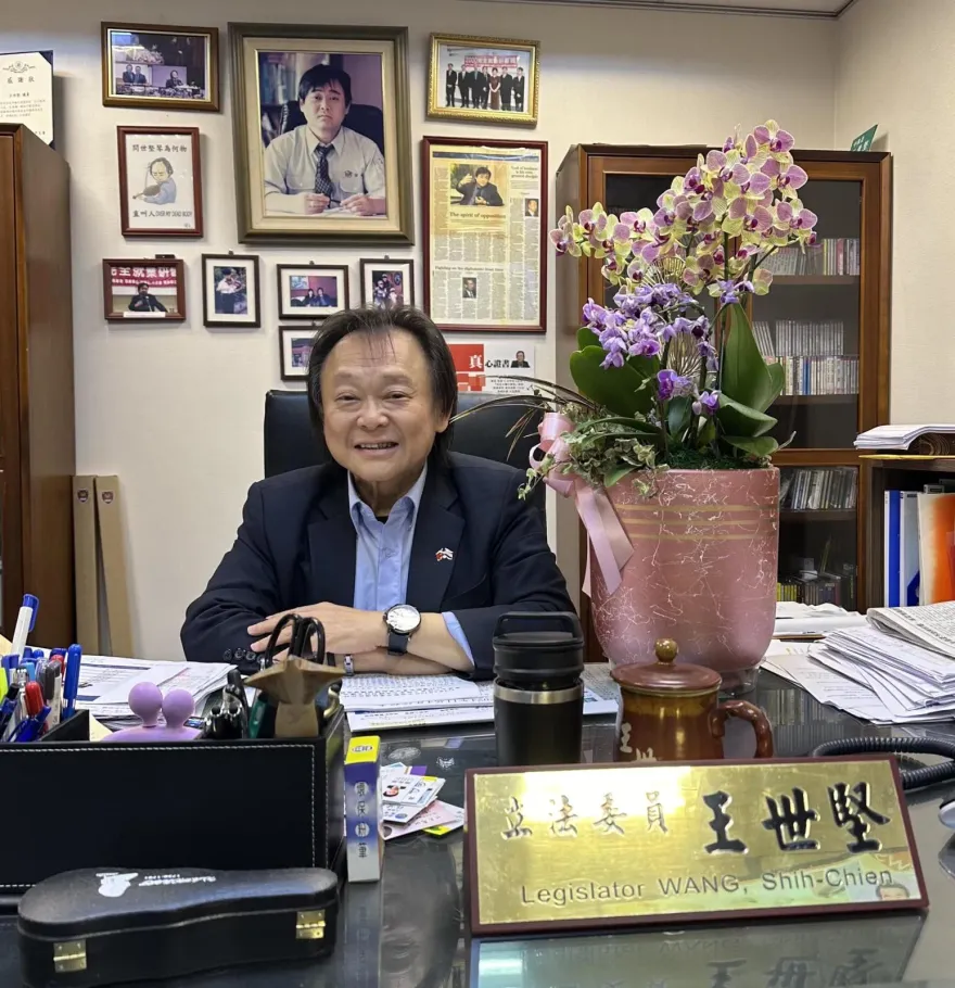 被田馥甄點名撞髮！ 王世堅曬照喊：不敢與世界為敵
