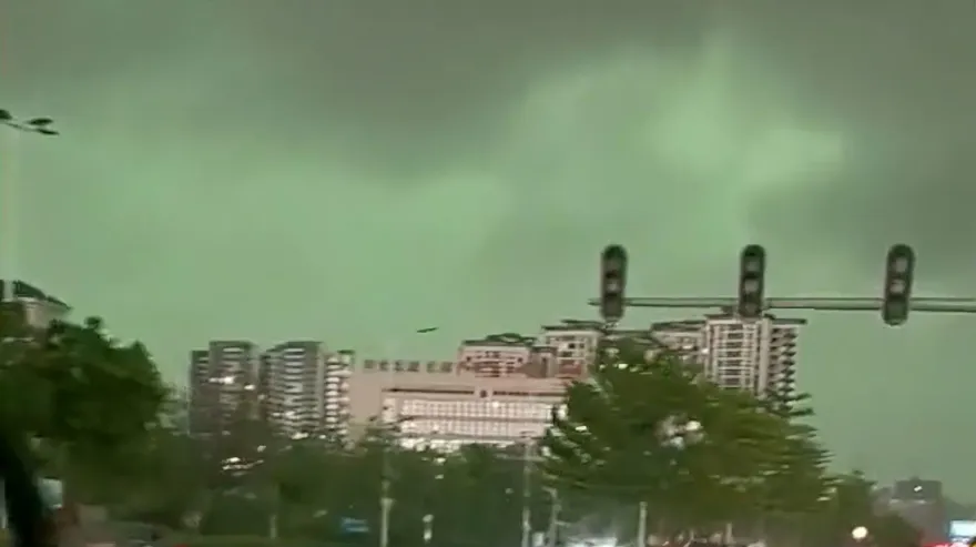 影/頭頂一片綠！暴雨襲廣東清遠罕見現「綠色天空」　網驚：看到冥界了