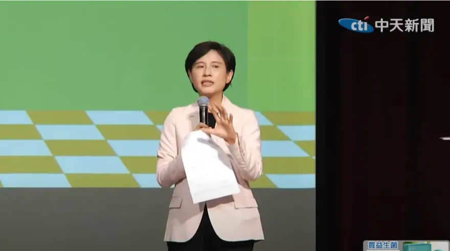 挺柯文哲學生當面嗆「民進黨除了抗中保台有何實際施政？」　鄭麗君岔開話題