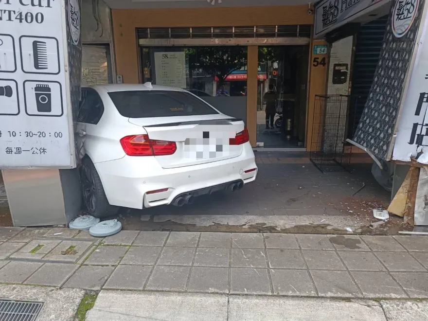嚇人片！三重男子疑疲勞開車恍神　爆衝騎樓撞凹店家波及整排機車