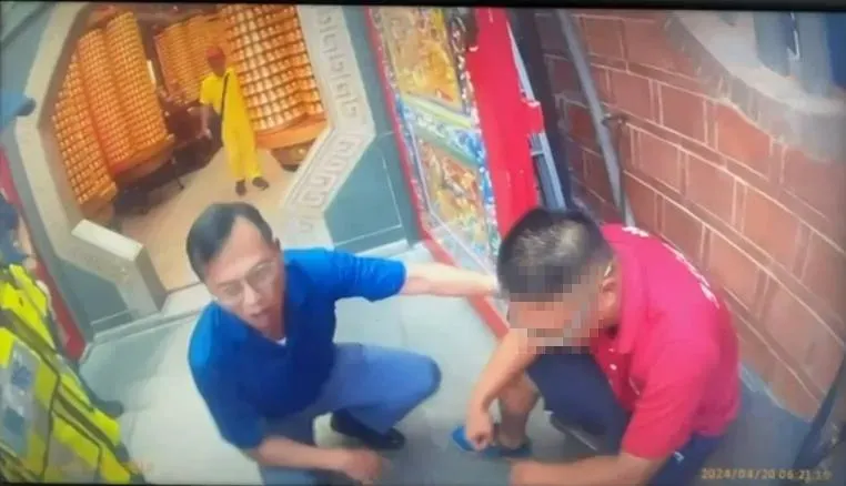 影/太虔誠！台中男參加「老二媽」遶境跪地不起　警憂踩踏勸離遭燙傷