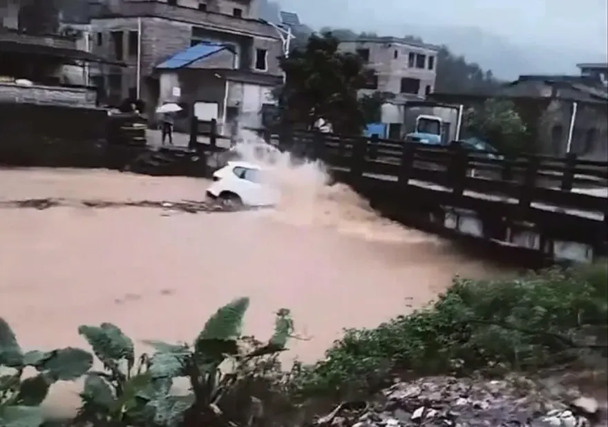 50年一遇！廣東清遠高鐵車廂進水　大陸南方連日暴雨引發洪水