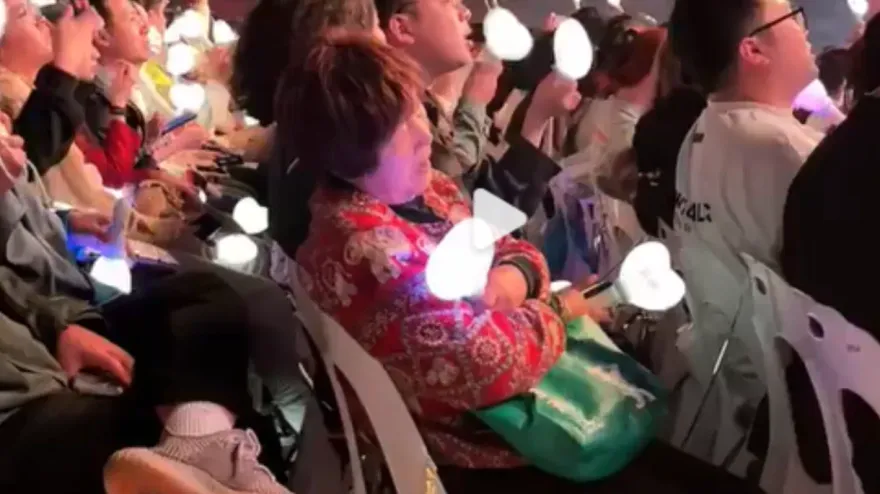 周杰倫演唱會驚見「大媽坐VIP區昏睡」　網笑：太浪費了
