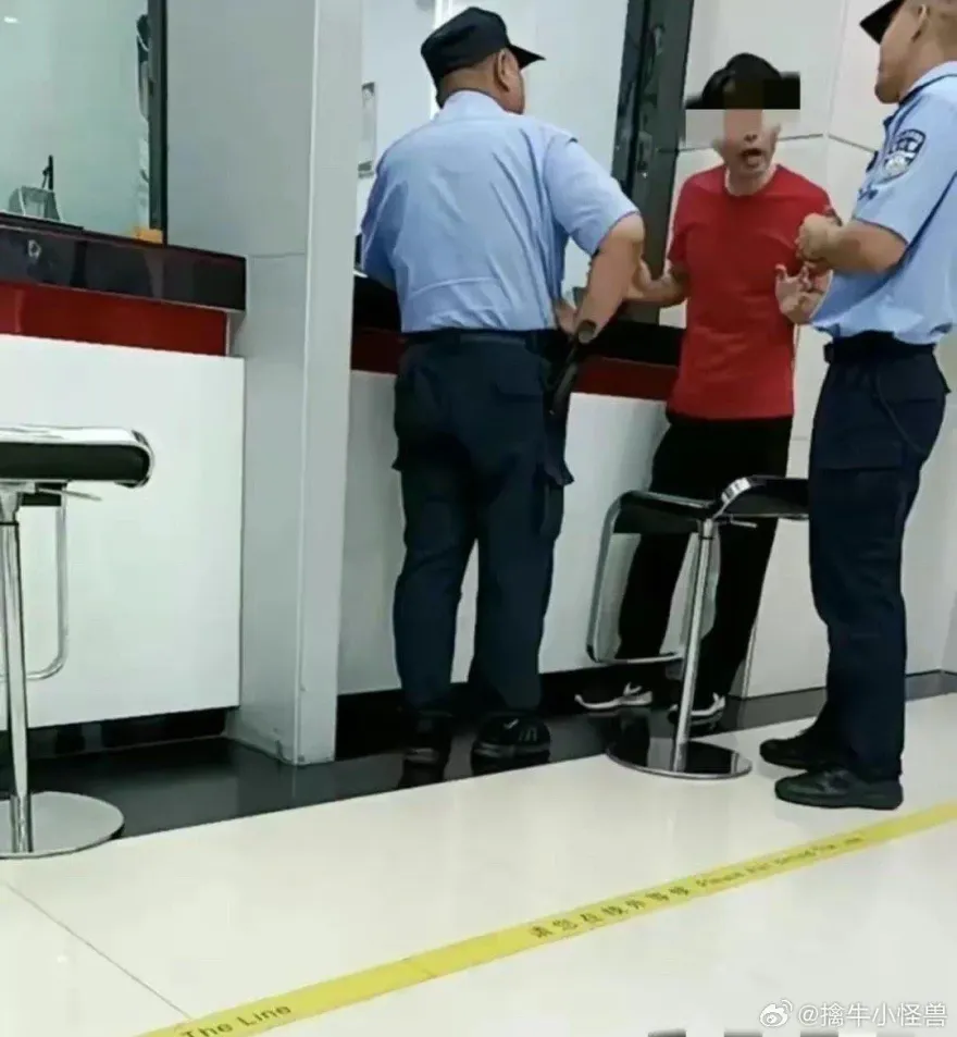 影/男子註銷帳戶因「2分錢」大鬧銀行　堅持「只要現金不接受轉帳」