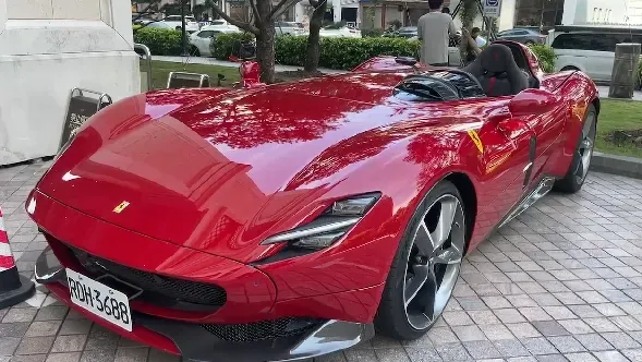 台中董座娶媳婦「3億超跑車隊助陣」　超罕見8500萬法拉利SP1也來了