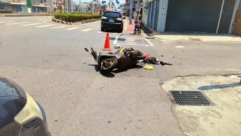 快訊/高雄89歲翁「快車道右轉」撞直行機車　60歲婦慘死