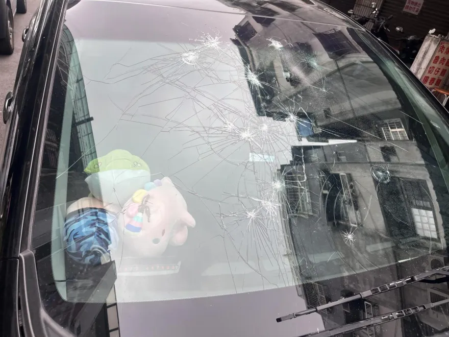 影/違規停車爆全武行！愛車擋風玻璃遭榔頭砸毀　士林警火速逮3嫌
