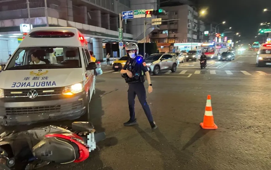 快訊/未注意前方！救護車停路口待轉　新北騎士猛撞倒地送醫