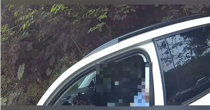 車停山壁邊怠速！眼尖民眾緊急報警　警火速到場挽回生命