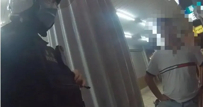 不賣菸！三重17歲少年遭質問當場大暴走　警到場變很乖