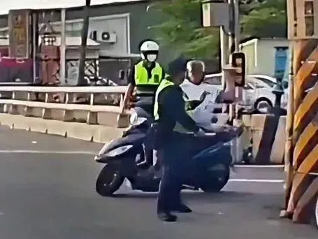 影/「投石問路」不要命！高雄酒駕男不爽等紅燈　竟朝警丟石頭