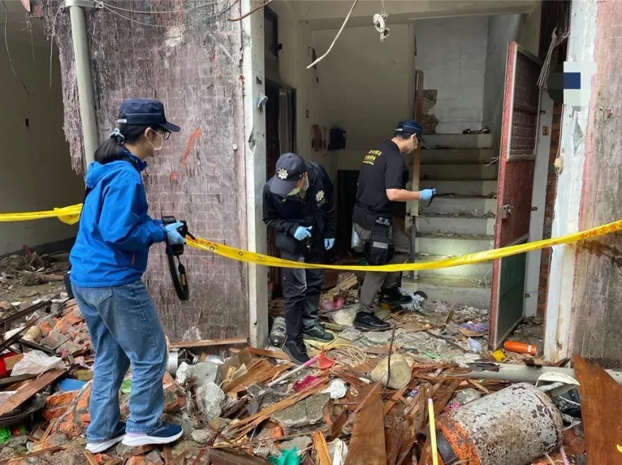 悚！基隆廢宿舍發現3袋人骨　疑50年前撿骨師捲款亂丟「慘成無主」