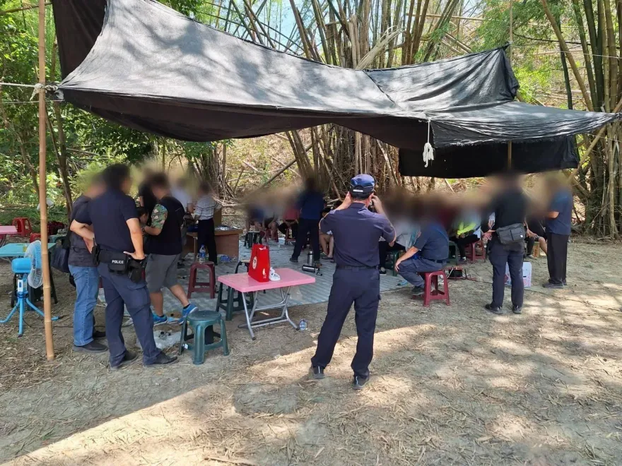 影/高雄田寮42人躲山林賭天九牌！警「偽裝農夫」得來不費工夫