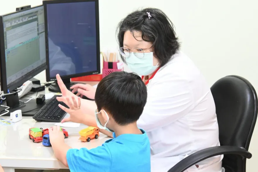 孩子不自覺的眨眼、甩頭好奇怪？　醫示警恐是罹患「妥瑞症」