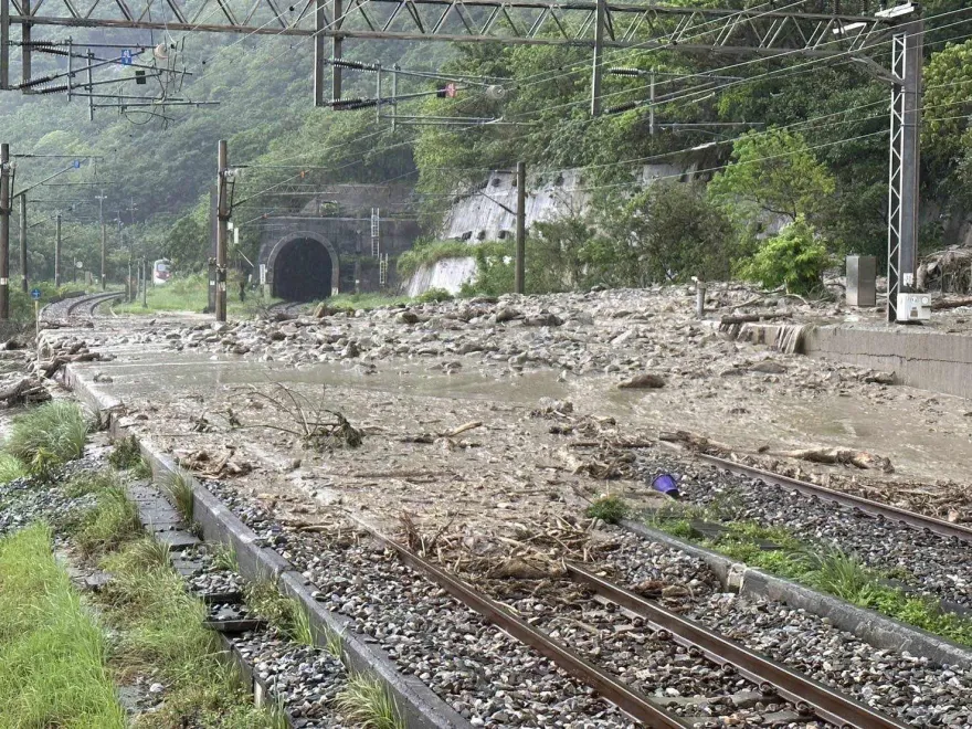 快訊/花蓮強震加豪雨！蘇花公路、台鐵崇德段爆發土石流　交通中斷