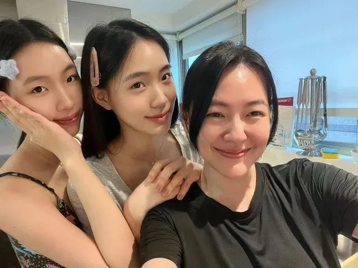 小S揪2女兒下廚！甜曬母女合照　親揭「獨缺許老三」原因