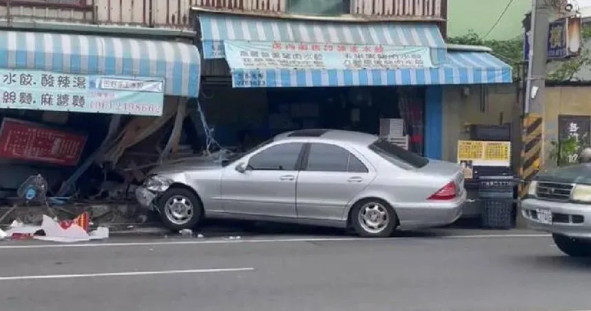 台南男駕車「低血糖昏迷」撞爛麵攤　2員工熱湯淋身燙傷送醫