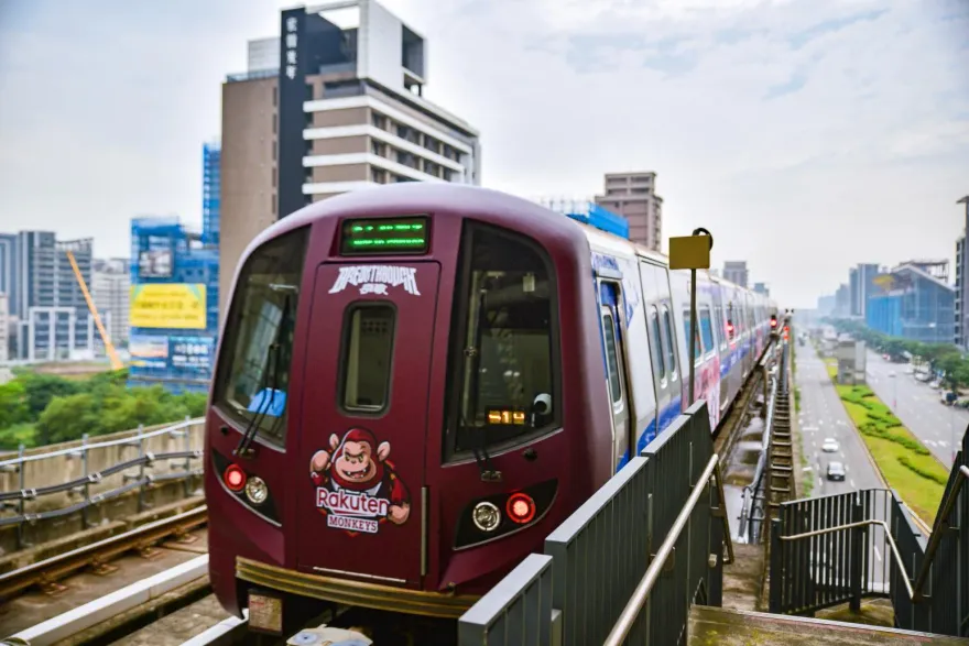 搶先應猿！開箱桃捷2024挺猿彩繪列車　免費索取例行賽門票折價券