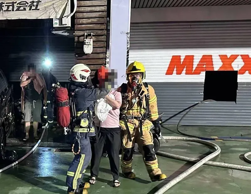 快訊/彰化市區凌晨惡火！輪胎行遭祝融10人遭嗆傷　7旬翁加護病房觀察