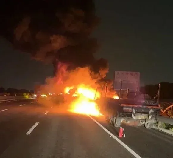 賓士男為救人慘死！國1彰化段5車追撞2人殞命　亡者家人泣「勇敢有什麼用」