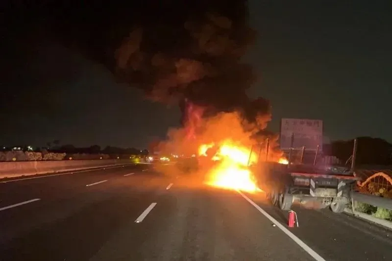 快訊/國1員林段5車追撞添2死！下車查看遭聯結車撞落邊坡亡