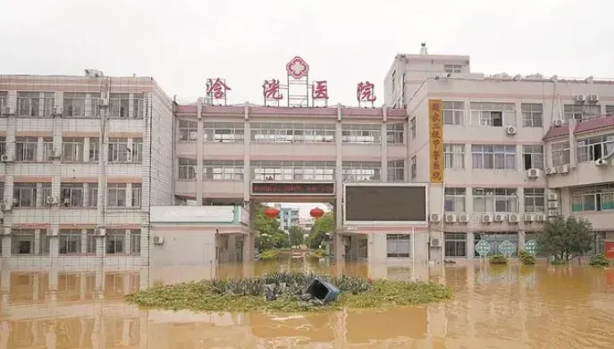 廣東連日暴雨釀洪災！醫院慘被淹外頭「一片汪洋」　進出全靠橡膠艇