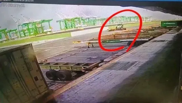 快訊/高雄港驚悚死亡車禍！曳引車左轉被撞　駕駛噴掛車外送醫不治