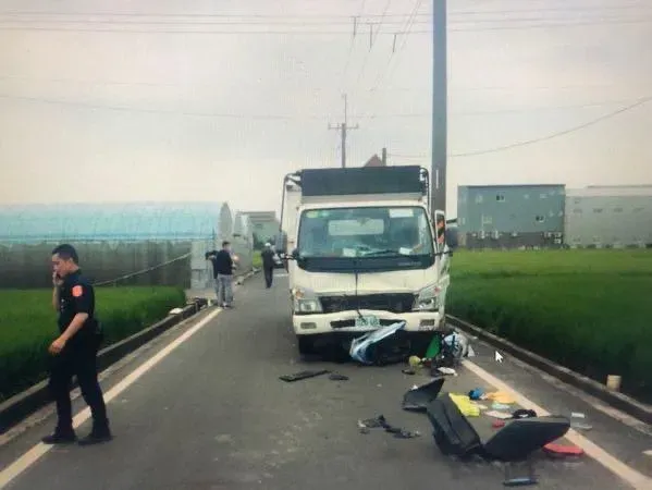 嘉義太保小路變黃泉路！夫妻雙載撞上回收車　男噴飛電桿女墜溝不治
