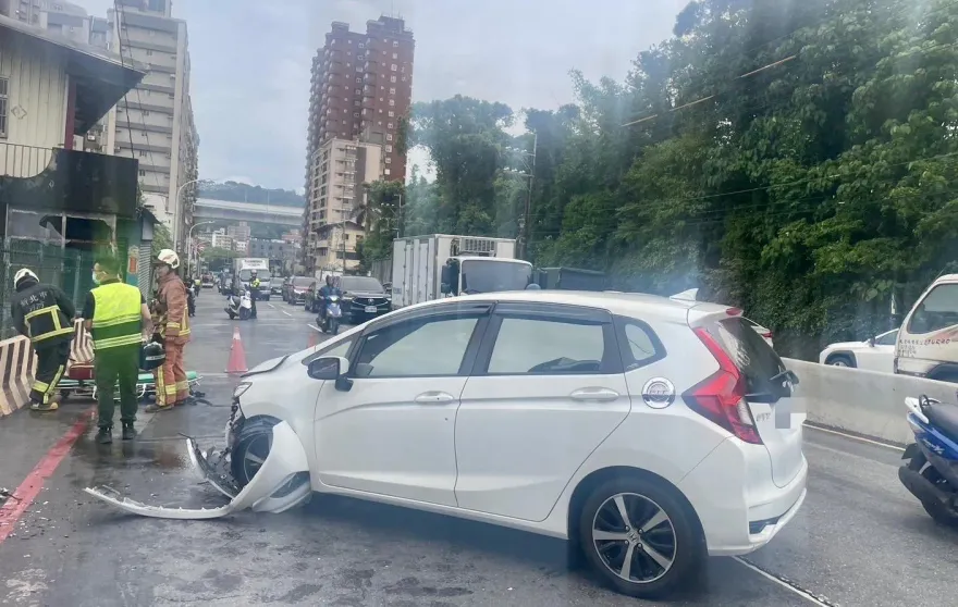快訊/新北五股自小客自撞電桿　車頭全毀駕駛受傷送醫