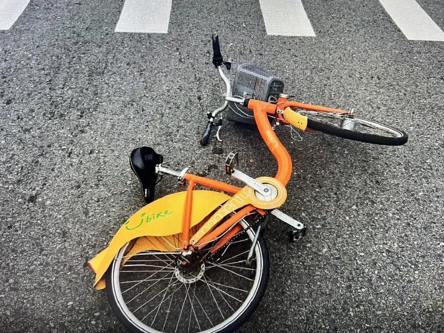 影/急啥？中壢客運搶黃燈「撞UBike」差點把騎士收了　驚險畫面曝光