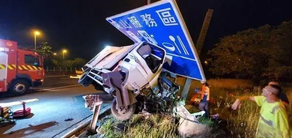 快訊/台南國道死亡車禍！小貨車自撞東山服務區路牌　女乘客當場身亡