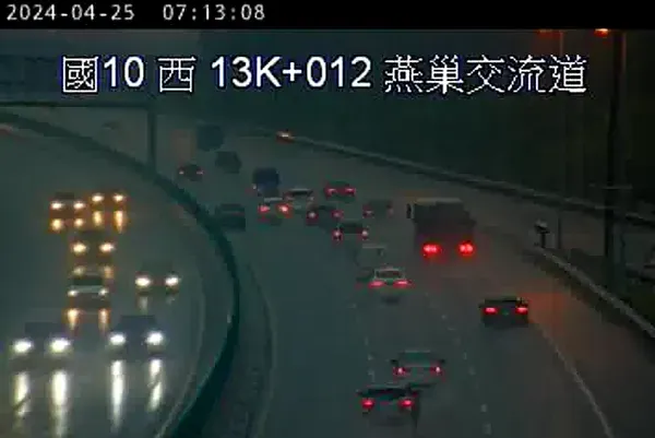快訊/彷彿颱風過境！狂風暴雨強襲高雄　國道起大霧、路樹倒塌燈桿斷