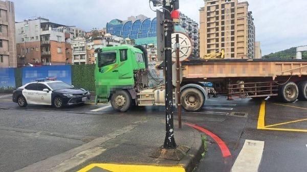 快訊/台北內湖死亡車禍！三總門診大樓門口婦慘遭砂石車輾死