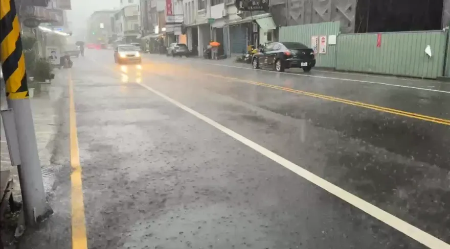 影/暴雨襲南部！高雄巨蛋人孔蓋變「噴泉池」　屏東轎車淪「水上活動」