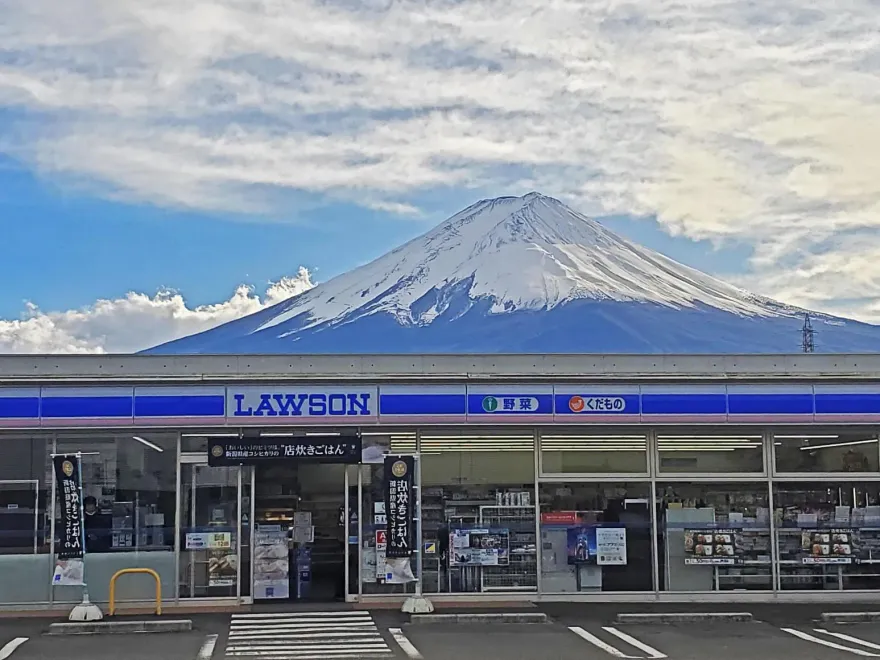 富士山「絕美拍照點」恐走入歷史！觀光客搶拍讓居民氣炸　架黑網遮好遮滿