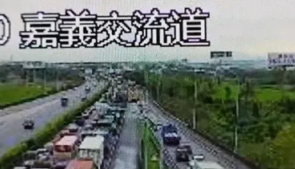 快訊/國1北上貨櫃車翻倒！橫躺車道致全線封閉　尖峰時段現場塞爆