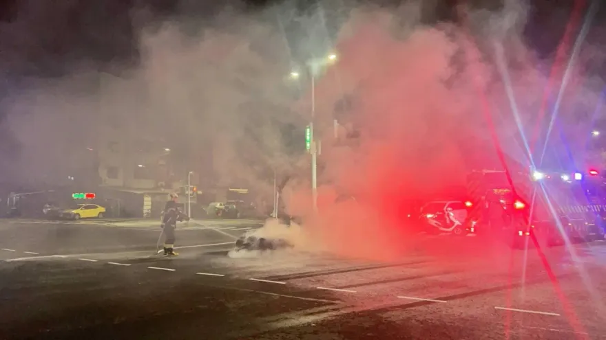 高雄賓士衝撞重機！下秒「火燒車」狂冒濃煙　恐怖畫面曝光