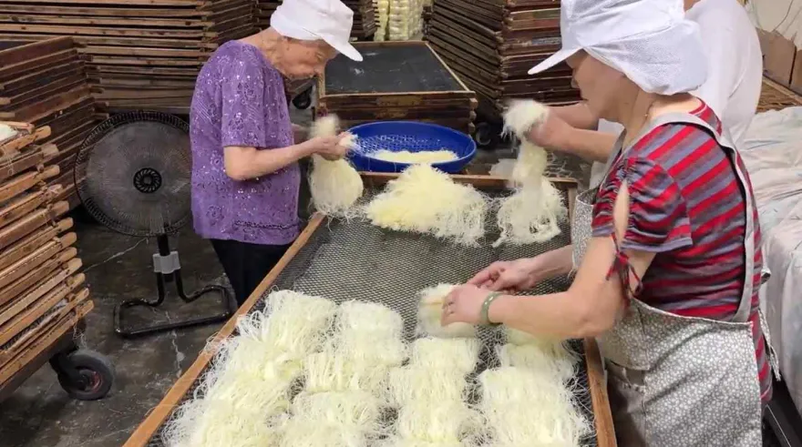 有圖慎入！新竹「老牌炊粉」驚傳「打開看到老鼠屎」　衛生局稽查：限期改善
